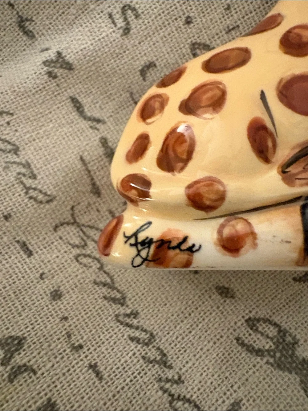 Ceramic Giraffe Salt and Pepper Shakers Spot Detail